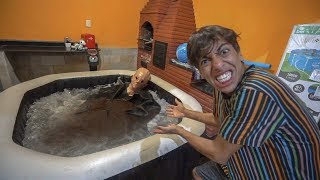 O MONSTRO ASSUSTADOR INVADIU MINHA JACUZZI [upl. by Moritz]