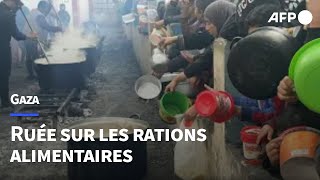 À Gaza où la faim tenaille ruée sur les rations alimentaires  AFP [upl. by Kevina]