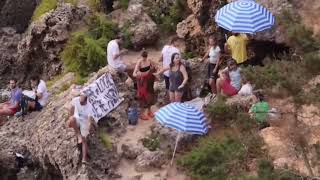 Cientos de mallorquines protestan en el Caló des Moro para protestar por la masificación turística [upl. by Tara]