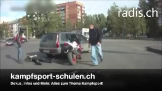 Motorradfahrer vs 2 Autofahrer Schlägerei YouTube [upl. by Koral]