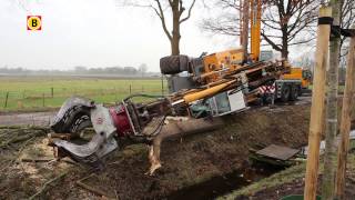 Graafmachine valt om tijdens rooien boom in SintMichielsgestel [upl. by Riatsala]