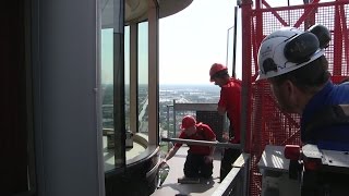 Raam vervangen op 90 meter hoogte [upl. by Stiegler]