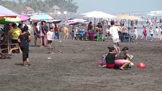 Salvadoreños aprovechan asuetos para visitar las playas [upl. by Divd]