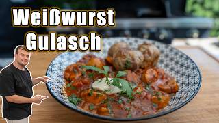 WeißwurstGulasch mit Brezelknödel – Bayerische Küche vom Grill  bbqschwabe [upl. by Anahoj]