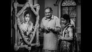 Nanum Oru Pen  Ranga Rao gives jewels to Vijayakumari [upl. by Adnawyek]