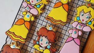 Decorando galleta princesa peach mario bros con royal icing [upl. by Mylo710]