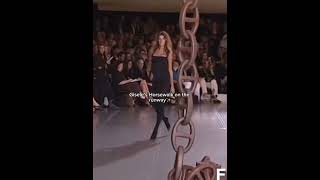 runway fashion supermodel versace gigi model catwalk gigihadid models fashionshow viral [upl. by Kendyl37]