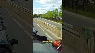 ¡Increíble Camionero Detiene a Conductor que Quería Saltarse la Fila 🚫🚗 [upl. by Lippold]