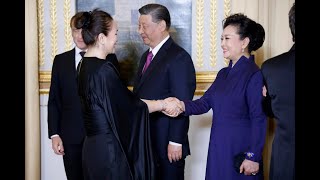 现场：彭丽媛巩俐同席竞艳！曝光：习近平彭丽媛法式大餐国宴吃什么？18道菜私宴不简单；彭丽媛爱吃青蛙腿还是土猪肉？ 华尔街现场 [upl. by Mettah32]