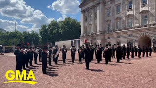 Buckingham Palace welcomes Taylor Swift with Shake it Off at Changing of the Guard [upl. by Aber]