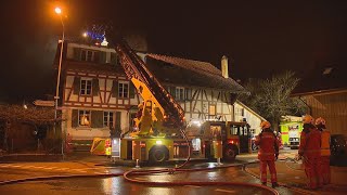 Oberhasli ZH Feuerwehr evakuiert Bewohner [upl. by Noemi]