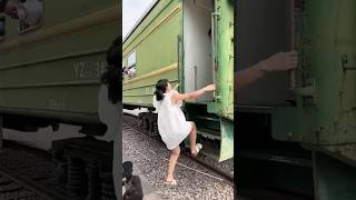 Train mein Kaise chal raha hai dekho green screen fast tain [upl. by Rudyard593]