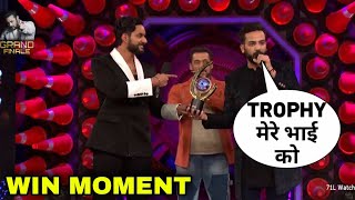 Elvish Yadav give trophy to Fukra insaan Elvish yadav winning moment bigg boss ott 2 Finale [upl. by Francie]