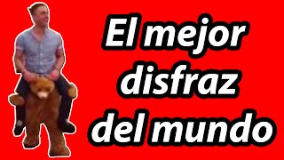 🐻🐻🐻 El mejor DISFRAZ del mundo 2018 Oso lleva a hombre a hombros 🐻🐻🐻 [upl. by Eidok]