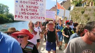 Manifestation du collectif Sauvons la Dordogne à Beynac [upl. by Ibbetson677]