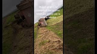 AGRICULTRICE  CATASTROPHE LA REMORQUE SE RETOURNE LENSILAGE EST FOUARER Aie  masseyferguson [upl. by Gainor]