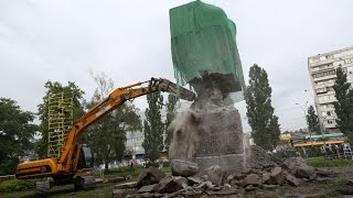 Destroying Soviet Chekists monument in Kyiv Volodymyr PetrovPavlo Podufalov [upl. by Thaddaus]