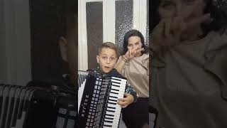 Un trandafir crește la firida mea music [upl. by Mozes266]