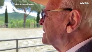 quotUna magica giornata sotto il sole della Toscanaquot scrive Anthony Hopkins postando il video [upl. by Teddi]