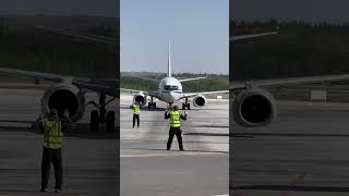 Watching the plane 指揮一架國航波音737 700停機入位 一起看飛機 追飛機的人 抹脖子 安全到達目的地 automobile 航空 [upl. by Adnaloy710]