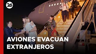 MEDIO ORIENTE  Aviones de evacuación sacan a extranjeros de el Líbano [upl. by Ennayar]