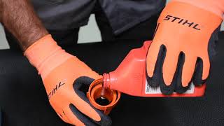 Las claves de una buena mezcla de aceite y combustible  Equipo STIHL [upl. by Ahsielat]