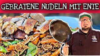 Gebratene Nudeln wie beim Asiaten  aus dem Wok mit knuspriger Ente [upl. by Arhas477]