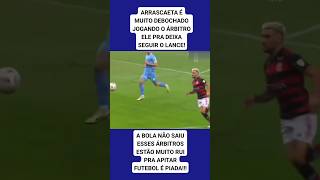 ARRASCAETA É MUITO DEBOCHADO JOGANDO O ÁRBITRO ELE PRA DEIXAR SEGUIR O LANCE A BOLA NÃO SAIU [upl. by Otxis66]