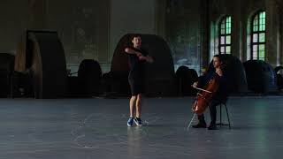 «Mitten wir im Leben sind  Bach6Cellosuiten» Anne Teresa De Keersmaeker Rosas JeanGuihen Queyras [upl. by Drusi]