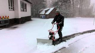 ELEKTRO AKKU Schneeräumer SCHNEEFUCHS SCHNEESCHIEBER mit irrer Schubkraft [upl. by Aninaig]