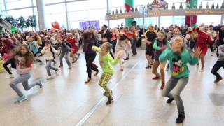 Новогодний флэшмоб в Аэропорту Домодедово  New Year flash mob at Domodedovo Airport [upl. by Parlin]