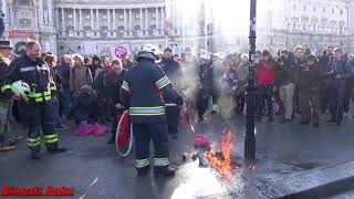 DEMONSTRANTEN LEGEN FEUER Buhrufe gegen Feuerwehrmann [upl. by Anitram]