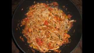 Pasta saus met tomaten en tonijn [upl. by Waligore]