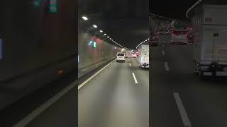 道路交通法では、トンネル内では昼間でもヘッドライトを点灯する義務があります [upl. by Mcgurn790]