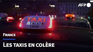 À Lyon des centaines de taxis en colère occupent la place Bellecour  AFP [upl. by Casi848]