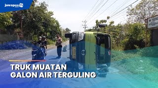 MADIUN  Truk Muatan Galon Air Terguling [upl. by Ayatan446]