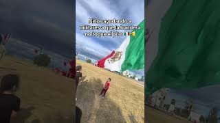 Niños ayudan a militares para que la bandera de México no toque el suelo bandera patria shorts [upl. by Henni]