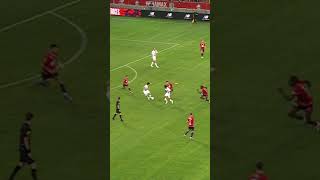 🤯 La sortie de balle de Kang In Lee 🇰🇷 ligue1 ligue1mcdonalds football skills psg kanginlee [upl. by Pazia299]