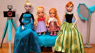 Photo studio  Elsa amp Anna toddlers  Barbie is the photographer  dress up [upl. by Legra]