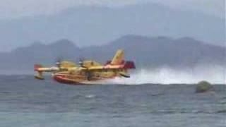 Un canadair frole un bateau en corse [upl. by Nadnarb746]