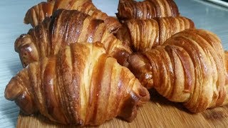 كرواسون كرواصة مثل الذي يباع في المخابز بعجين مورق خامر من اسهل ما يكونcroissants au beurre [upl. by Olympia]