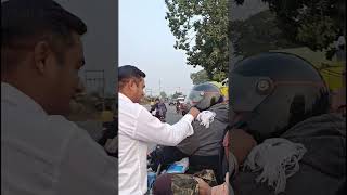 आगे पुलिस चेकिंग है तो हेलमेट लगा लीजिए [upl. by Anuahs]