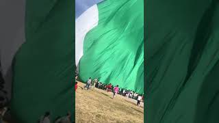 Niños ayudan a militares que la bandera no toque el suelo MEXICO 🇲🇽 [upl. by Anotal]