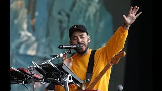 Mike Shinoda and Crowd Pay Emotional Tribute to Chester Bennington In The End [upl. by Redneval]