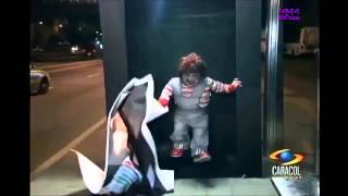 Broma de Chucky en la Parada del Bus [upl. by Yaeger819]