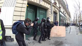 GILETSJAUNES prit en tenaille dans une rue de paris un crs reçoit un pavé quot acte 17 quot [upl. by Odrareve]