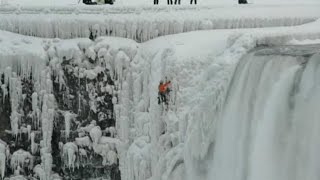 Alpinista escala gelo até topo das Cataratas do Niagara [upl. by Rintoul132]