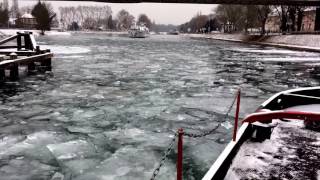 A bord du briseglace sur le Rhin gelé à Strasbourg [upl. by Sinnel732]