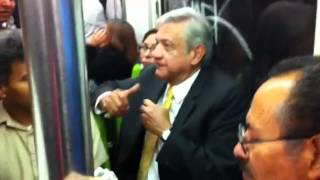 Se le hace tarde a AMLO se va en Metro al aeropuerto [upl. by Engeddi467]