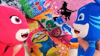 Arriva la Befana 🧦 Apriamo le Calze dei Pj Masks Super Pigiamini e dei Minions insieme a loro [upl. by Yelah]